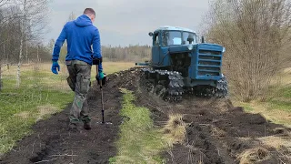 Увидел, что ДТ-75 протащил противопожарный плуг на месте деревни 18 в. Взял металлоискатель и нашёл