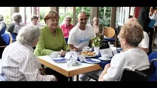 VERSPRECHEN EINGELÖST: Merkel besucht Altenheim und will handeln