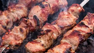 Шашлик на газовому грилі. barbecue on a gas grill