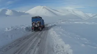 Камазы спускаются с перевала Большой Сасыр, на самодельном горном тормозе