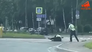 Момент нападения на полицейских со стрельбой в Москве попал на видео