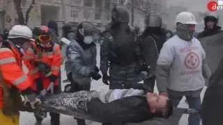 Беркут разбивает головы щитами  Евромайдан 2014