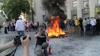 Сутички з міліцією та полум’я під Радою – валютні позичальники хочуть реструктуризації