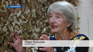 Захист для захисників: як у Запоріжжі волонтери виготовляють маскувальні сітки