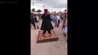 il veut monter sur le tapis volant d aladin et va gacher la fete