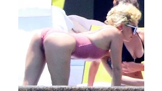 Lady Gaga в розовом купальнике на пляже