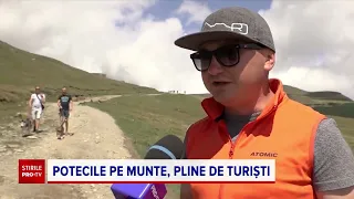 Cărările de la munte s-au umplut cu turiști dornici de răcoare și peisaje copleșitoare