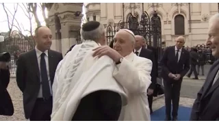 Pope Francis visits Rome's Great Synagogue - Credit: CTV Reuters