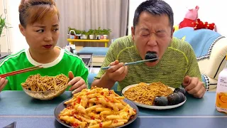 这可不是我不给你吃，最后你还急了#eating show#eating challenge#husband and wife eating food#eating #asmr eating