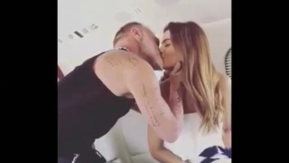 Gianluca Vacchi confirma con un beso su romance con Ariadna Gutierrez