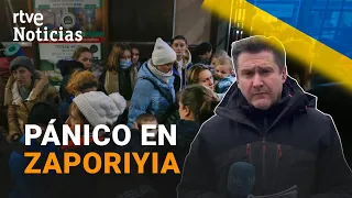 MILES de UCRANIANOS huyen de ZAPORIYIA tras el ATAQUE RUSO a la CENTRAL NUCLEAR | RTVE Noticias