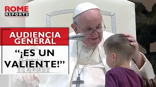 Un niño sube al escenario junto al Papa en la audiencia general: “¡Es un valiente!”