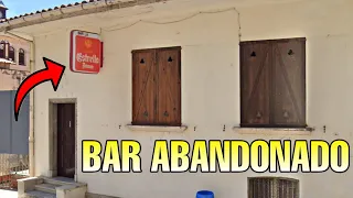 Hay MUCHOS OBJETOS en este BAR ABANDONADO - Lugares Abandonados y URBEX