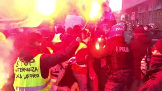 Milano, scontri tra polizia e studenti durante il corteo contro l'alternanza scuola-lavoro