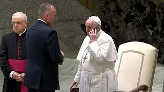 Vaticano, papa Francesco interrompe l'udienza generale per parlare al telefono