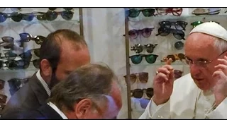 El Papa sale del Vaticano a una óptica para comprar gafas nuevas