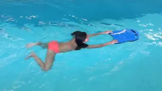 Übung mit Schwimmbrett