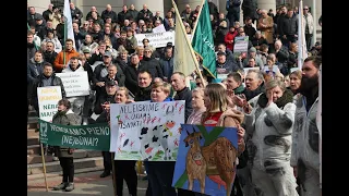 Ūkininkai į protesto akciją atvyko nešini „dovanomis“: į valdančiuosius kreipėsi konkrečių prašymu