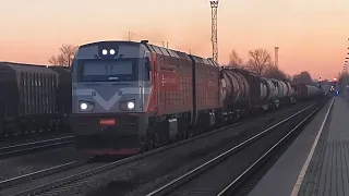 2M62UM-0093 (LDZ Cargo) with mixed freight train passing Krustpils station