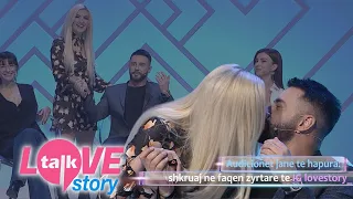 Kleona puth në buzë Robert Berishën -Talk Love Story Tv Klan