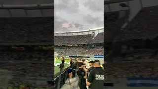 Torcedores argentinos fazendo grande festa no primeiro jogo após a conquista da Copa do Mundo 2022
