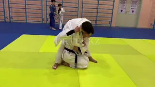 Judo Drop Seoi Nage. Дзюдо бросок с колен через плечо.