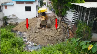 Incredible Very good activity with power bulldozer pushing big stone