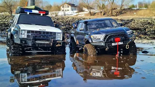 You can't escape these COPS off-road... Powerful Blazer K5 vs Toyota Tacoma... RC OFFroad 4x4