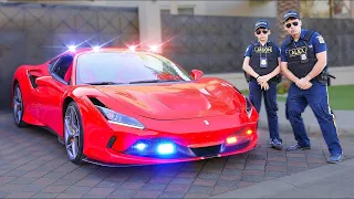 Jason y Alex como agentes de policía en un Ferrari rojo 🚨 | Divertida serie Diamond Challenge 💎