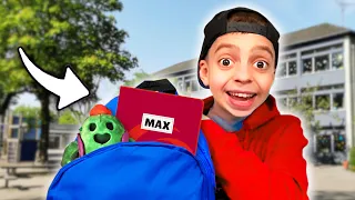 DAS nimmt KLEINER MAX mit in die SCHULE! 😲 (Schultasche)