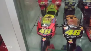 Valentino Rossi Valencia 2003 Cheste all scale & Maisto motogp 1:18 Collection