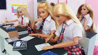 Barbie Vuelve de La Escuela Rutina de La Tarde de Barbie