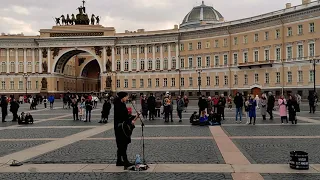 Кино - "Пачка сигарет", на Дворцовой площади в Петербурге выступает уличный музыкант Евгений Морган