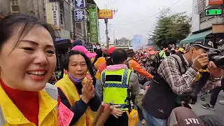 二水安德宮廟方人員跪地祈求媽祖賜福....媽祖婆會進去嗎？-2023年白沙屯媽祖往北港進香（2）