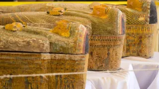 Egypt finds 30 wooden coffins with mummies inside| CCTV English
