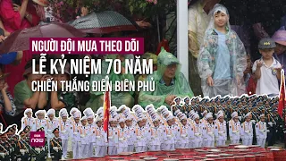 Hình ảnh chưa từng thấy: Vạn người đội mưa theo dõi Lễ Kỷ niệm 70 năm Chiến thắng Điện Biên Phủ