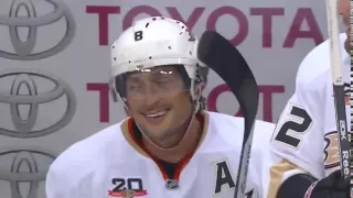 Winnipeg fans applaud Teemu Selanne