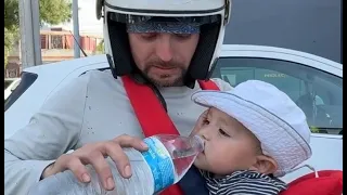 Dios bendice a repartidor de comida y su bebé que su madre lo abandonó por dinero 😭