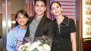 "ญาญ่า"หอบดอกไม้ช่อโตไปให้กำลังใจ"ณเดชน์ "ในวันเปิดตัวภาพยนตร์