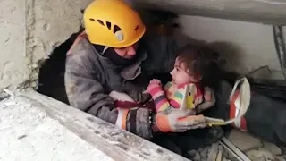 Двухлетнюю девочку спасли спустя сутки из-под завалов в Турции