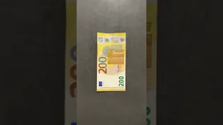 So sieht 1 Million Euro in 200-Euro-Banknoten aus!