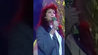 #KateBush performing #RunningUpThatHill live in 1985 👩‍🎤