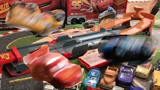 Disney Pixar Cars 3 : McQueen turns into a course : Crash & Race