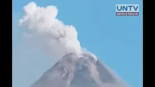 Mt. Mayon spews white smoke, signals calming of the volcano — PHIVOLCS