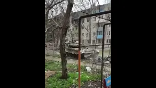 Мариуполь. Кадыровцы ради развлечения стреляют из танка по дому и давят машину. Меотиды,18. Май 22г.