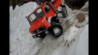 Два Mercedes Unimog на снежных склонах. Two Mercedes Unimog on the snowy hillside.