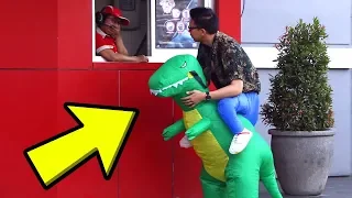 KE DRIVE-THRU NAIK DINOSAURUS!! BISA GAK YA?? Prank Indonesia Yudist Ardhana.