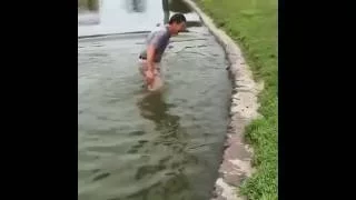 FUNNY GOLF SHOT WHERE MAN FALLS IN WATER