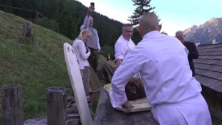 Bellevue Alm Bad Gastein -  Spanferkel aus dem Erdofen.