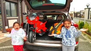 Masal & Öykü and cute toy car - Fun Kid Video